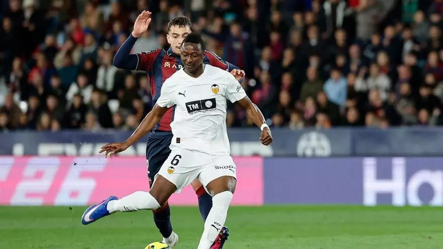 ¡La fuerza y voluntad de Sadiq dio el segundo gol para el Valencia!