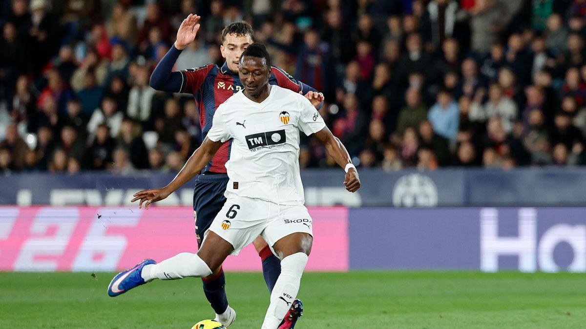 Sadiq en el encuentro entre el Valencia CF y el Levante UD