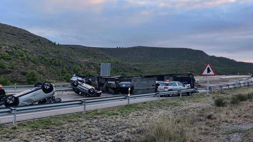 Vuelca un camión que transportaba coches y obliga a cortar la A-2