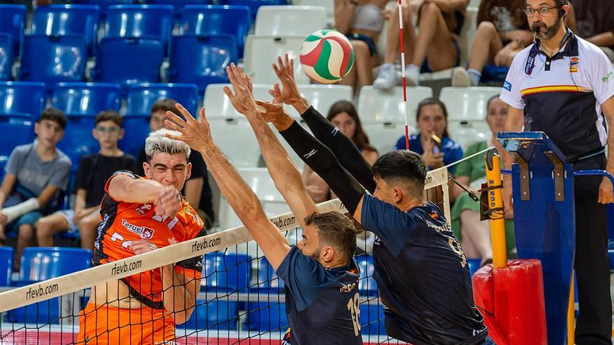 Lance del encuentro de la primera vuelta entre el Voley Palma y el Teruel en Son Moix