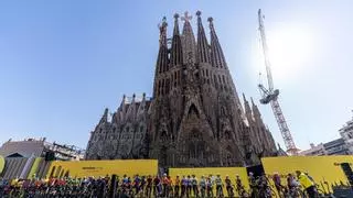 Baño de masas en el Grand Départ del Tour de Francia delante de la Sagrada Familia
