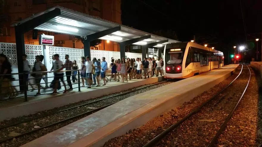 El Tram de Alicante confirma el horario especial nocturno para el Desfile del Ninot de Hogueras 2025