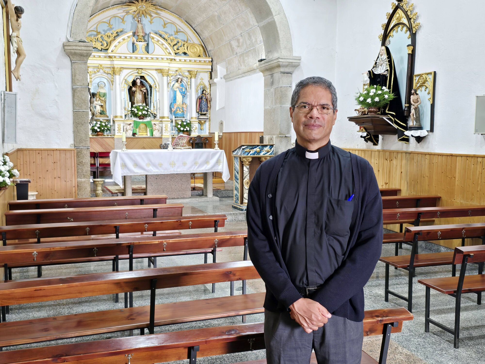 El padre Justo, sacerdote venezolano, en la Iglesia parroquial de San Vicente de Trasmañó, Redondela.