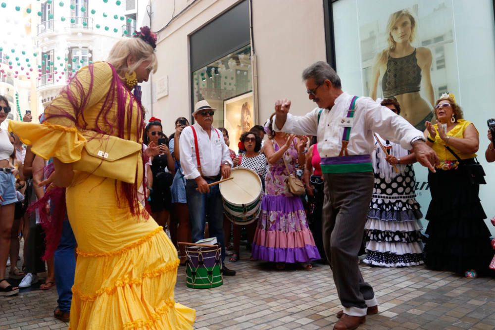 Las calles del Centro Histórico se llenan de gente en busca de diversión hasta que llegue la hora de irse al Real. La portada, la recién inaugurada peatonalización de la Alameda, las calles aledañas a Marqués de Larios y, cómo no, la plaza de la Constitución, son los puntos clave de una fiesta que no ha hecho si no comenzar.