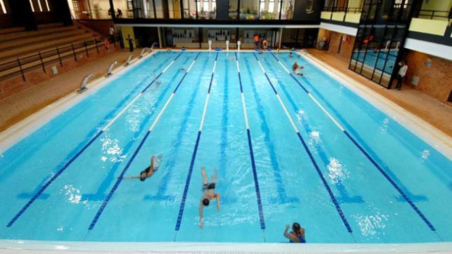 Aspecto que ofrecía a mediodía de ayer la piscina del polideportivo Paco Artiles. i SANTI BLANCO