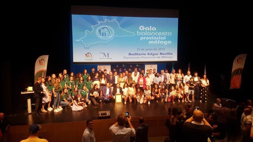 Foto de familia de todos los premiados en el auditorio Edgar Neville de la Diputación de Málaga.