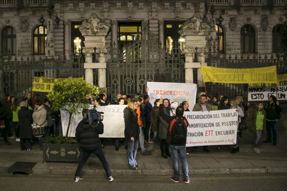 Concentración de fisioterapeutas frente a la Junta General del Principado.