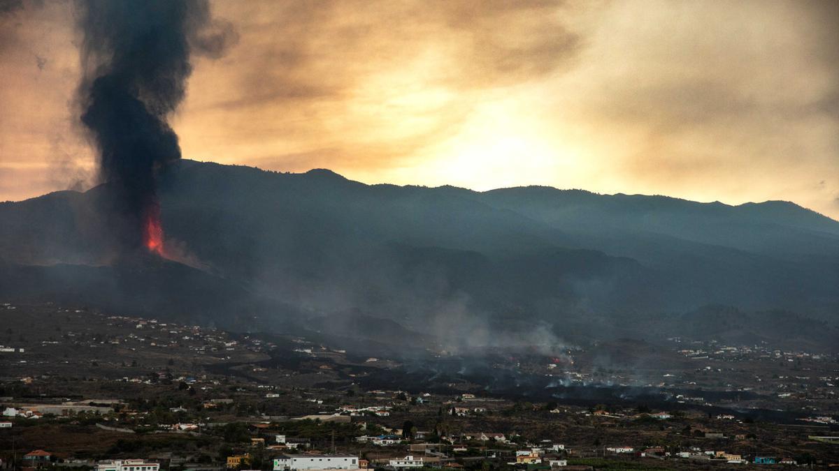 La isla de La Palma ha comenzado a cubrirse de ceniza volcánica