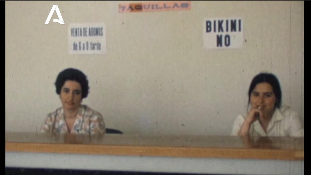 Cartel de bikini no en una piscina pública de Córdoba.