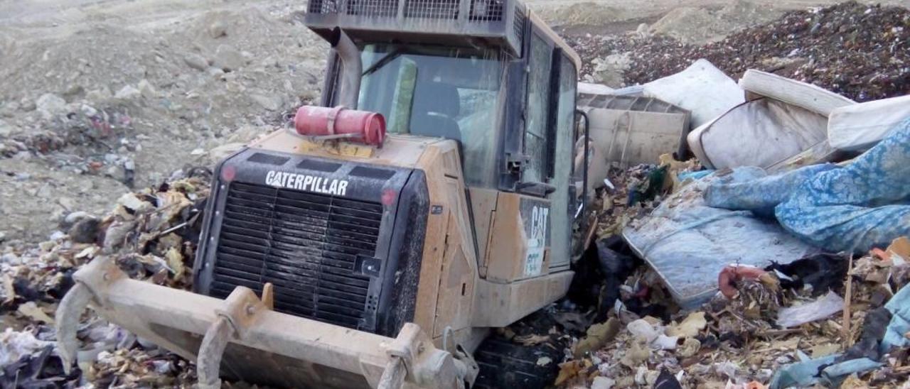 La planta de tratamiento de residuos de El Campello alberga toneladas de basura.