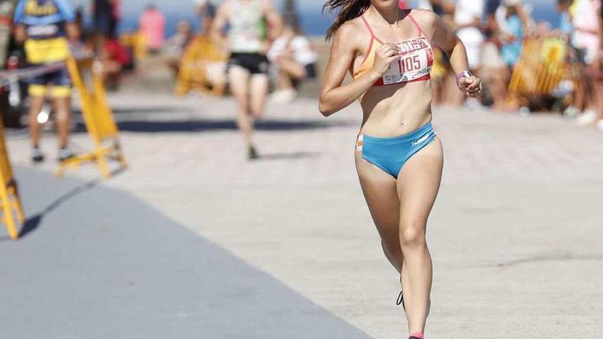 Carmela Cardama, durante la carrera del pasado domingo en Baiona. // José Lores