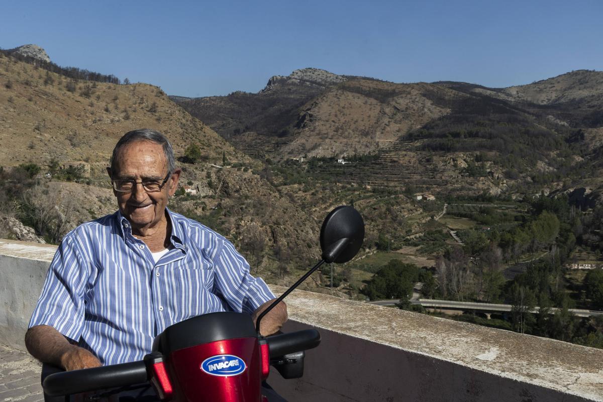 Luis es natural de Bejís y el inicio del incendio le sorprendió en València.