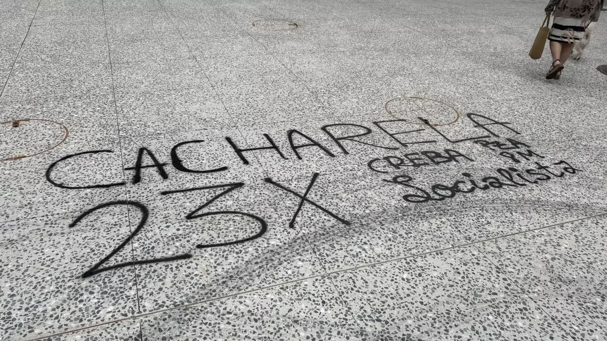 "Cacharela 23X P 8M": Santiago amanece con pintadas en cruces y paredes