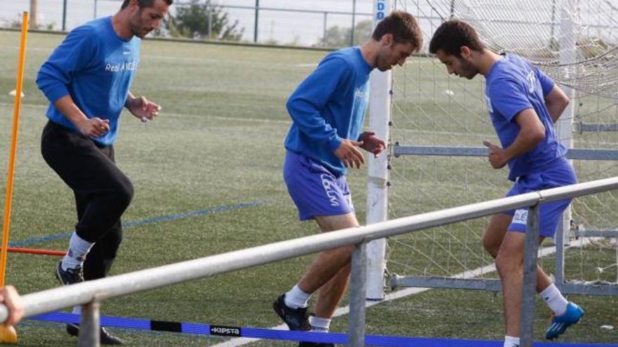 Otero, en el centro, en un entrenamiento en Miranda.