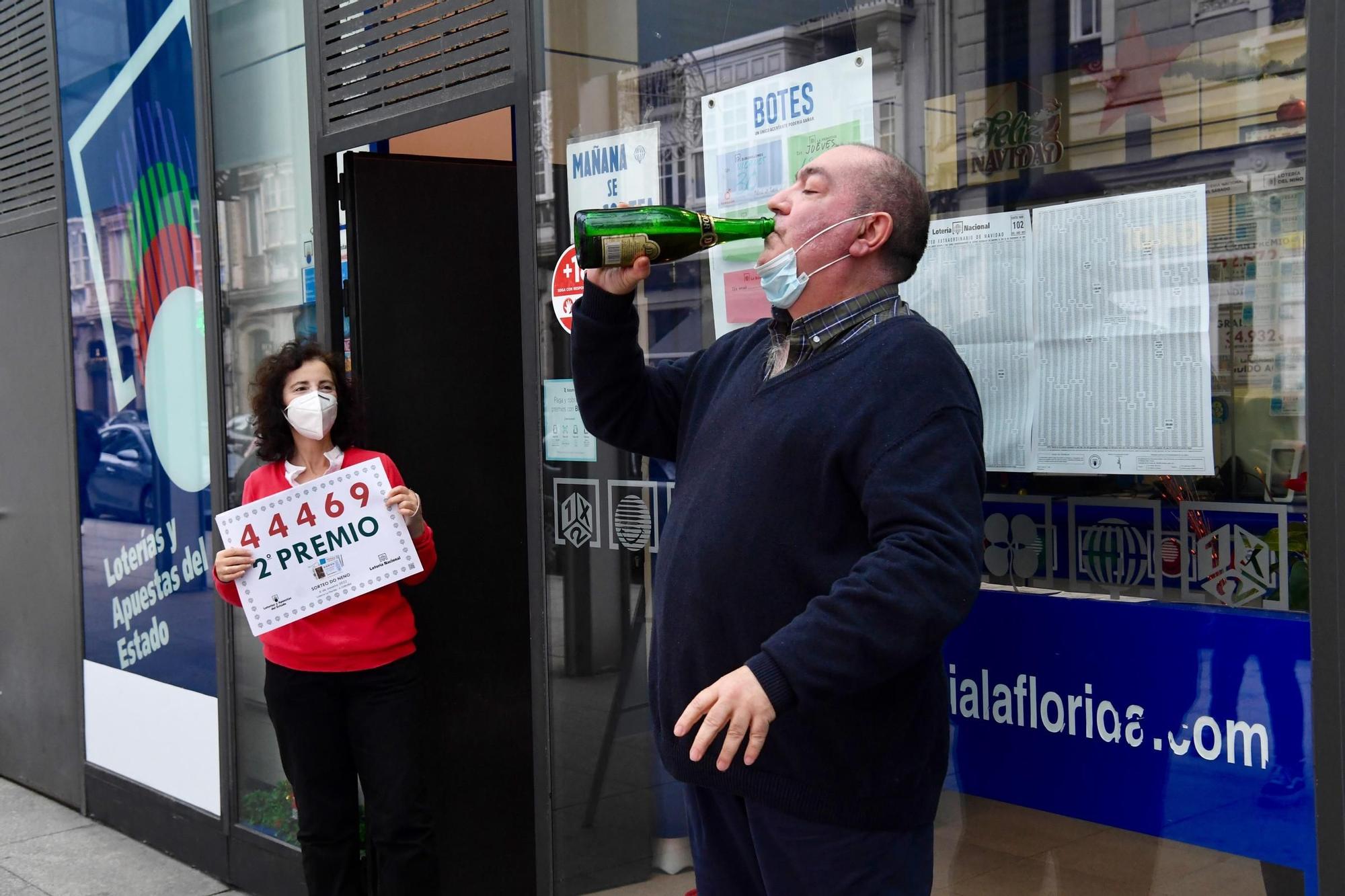 Loteros que repartieron el premio en la plaza de Lugo de A Coruña