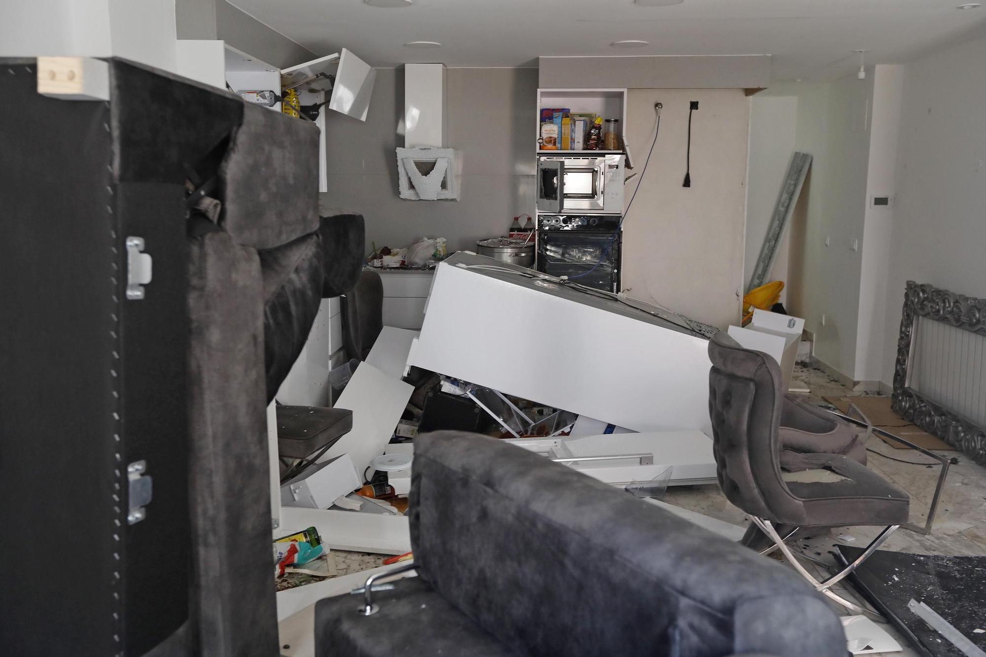 Les imatges de la destrossa de la casa del presumpte autor del tiroteig mortal de la Font de la Pólvora