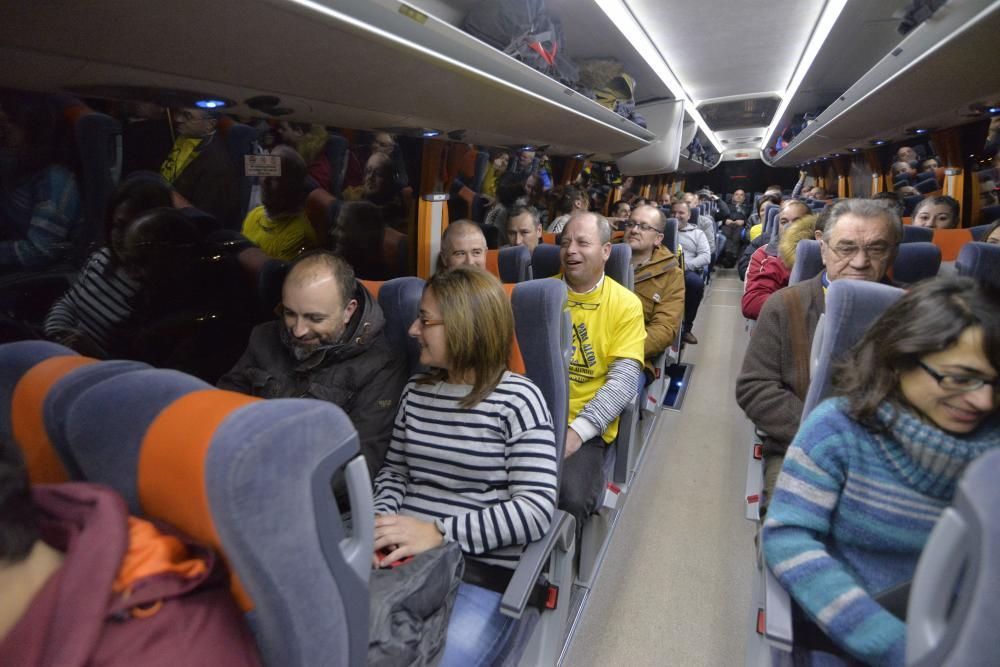 Los trabajadores de Alcoa de Asturias parten hacia Madrid a una manifestación contra el cierre de la fábrica