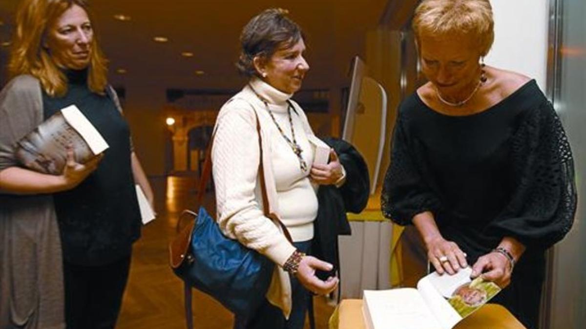 Sarah Lark, el  jueves por la noche en Madrid durante la fiesta literaria en la que presentó su nueva novela, 'El grito de la tierra'.