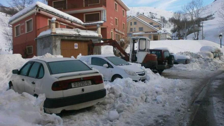 La localidad de Sotres, ayer, cubierta por la nieve.