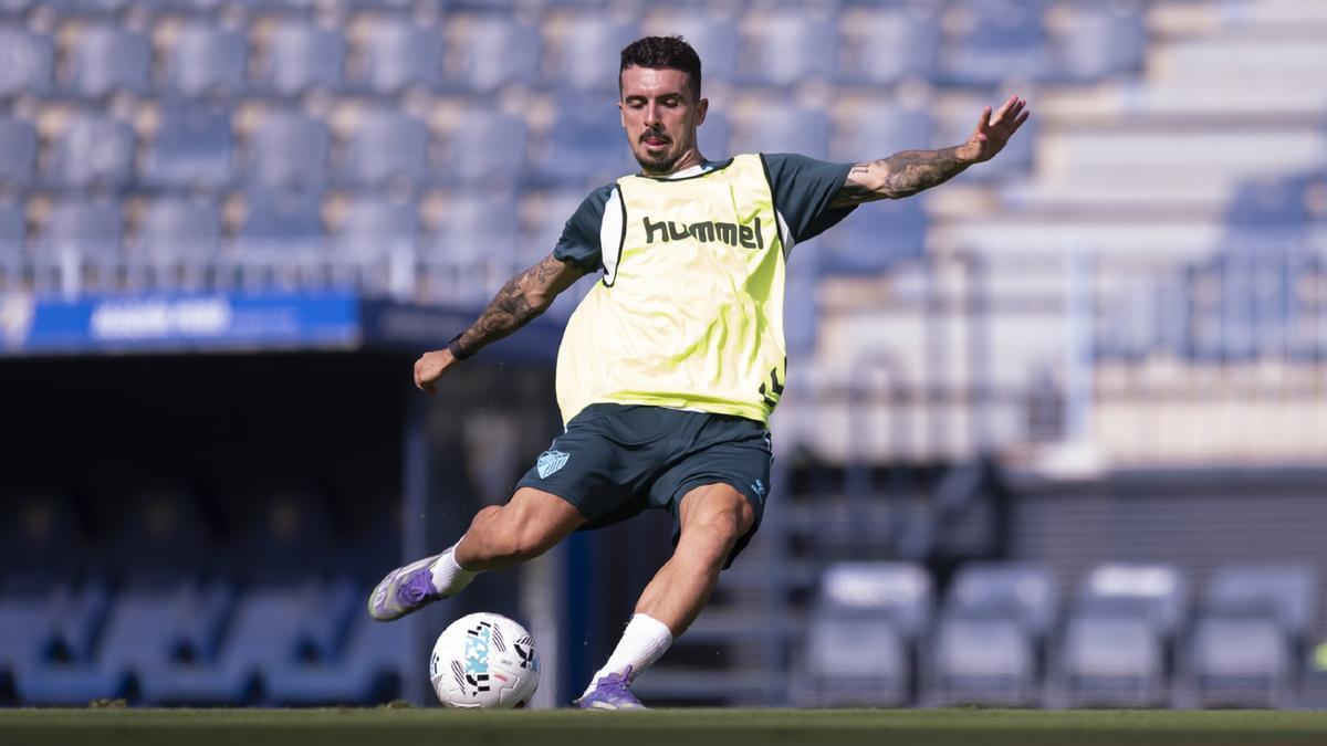 Joaquín Muñoz tira a puerta en un entrenamiento del Málaga CF.