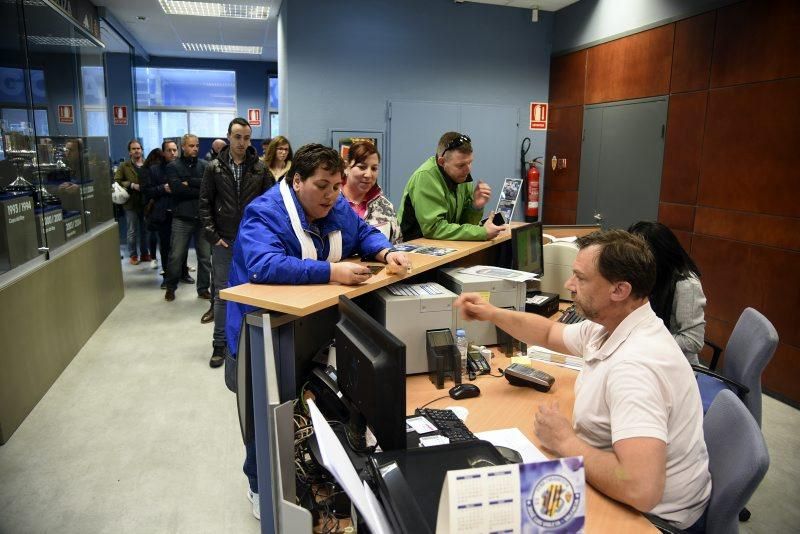 Largas colas para adquirir entradas para el derbi aragonés