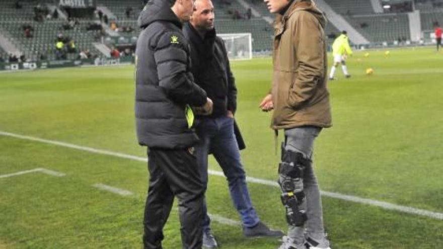 Gonzalo Villar, con la ortopedia, dialoga con Pacheta y con Cordero antes del partido del Nàstic.