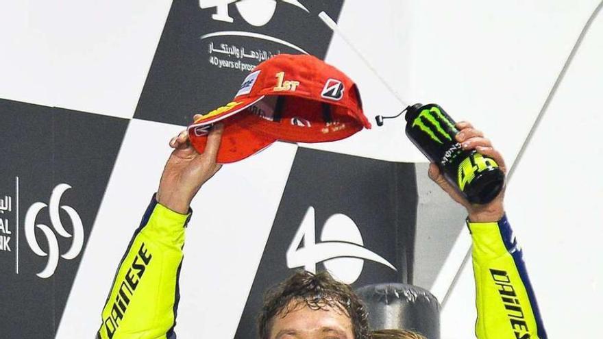 Valentino Rossi festeja su victoria en el Gran Premio de Catar de MotoGP.