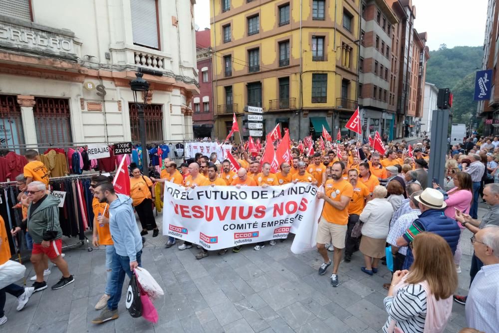 Siete mil personas claman en Langreo contra el cierre de Vesuvius