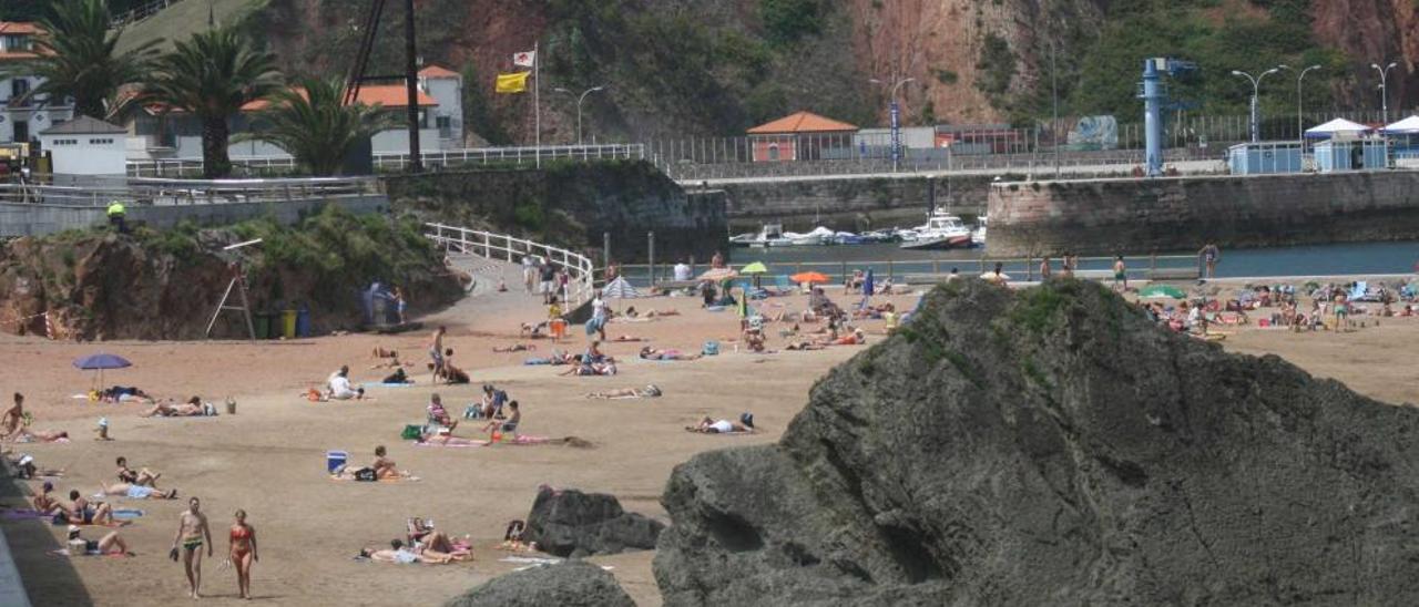 La playa de Palmera, ayer, con la bandera amarilla al fondo.