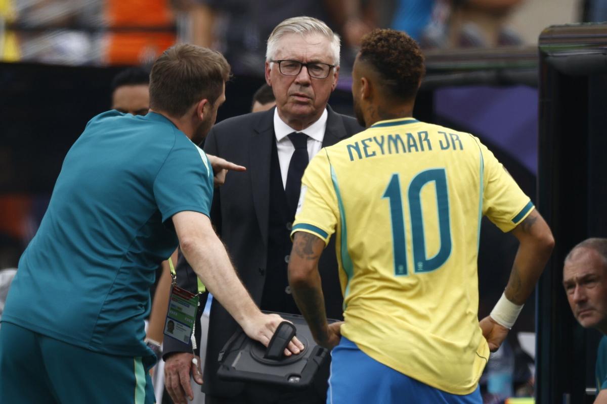 El seleccionador Carlo Ancelotti habla con Neymar antes de que saltase al campo en el partido ante Noruega.