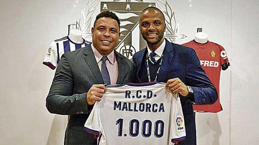 Ronaldo y Molango, con una camiseta con motivo del partido 1.000.