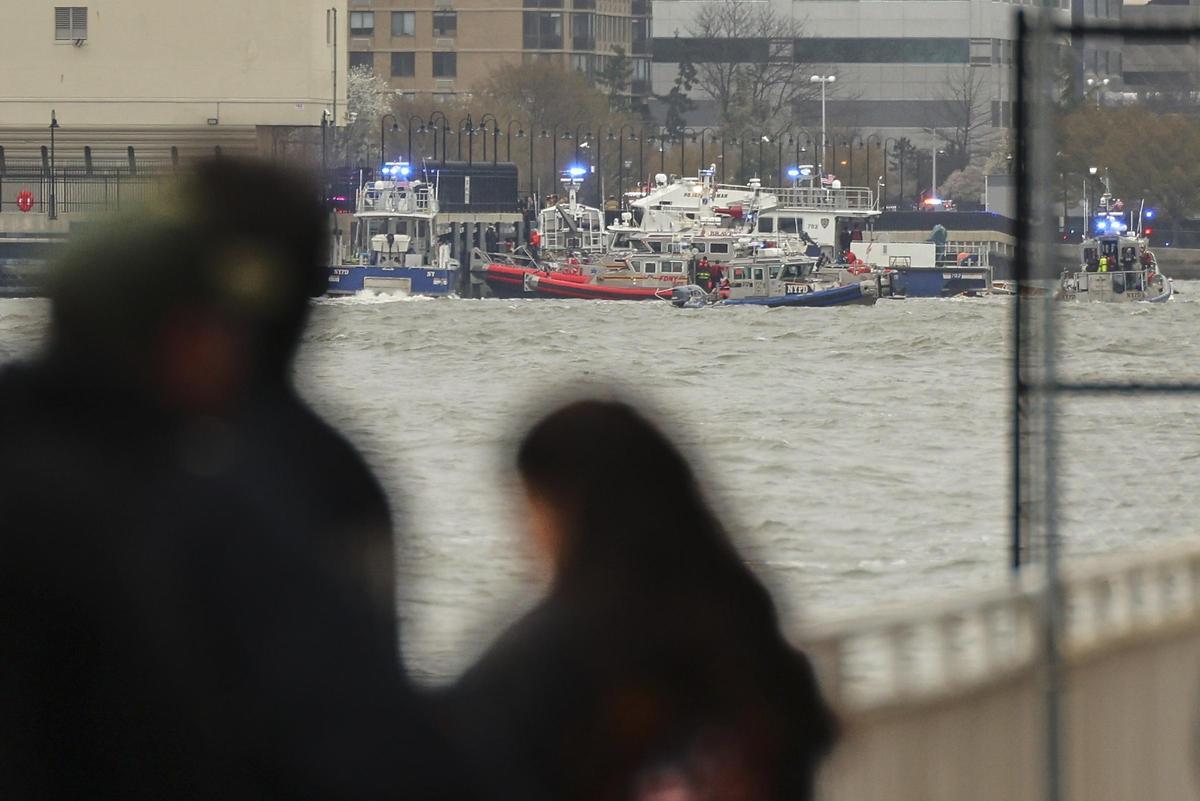 Cinco turistas catalanes y el piloto mueren al caer un helicóptero en el río Hudson de Nueva York