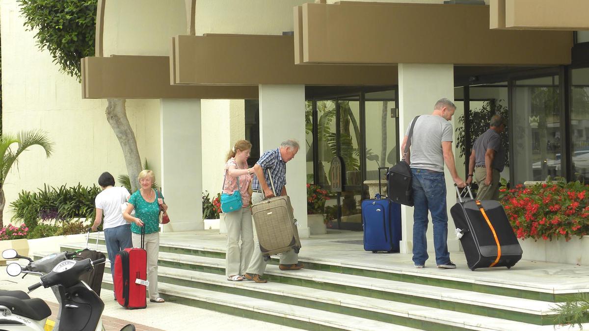 Un grupo de turistas a las puertas de un establecimiento hotelero de la Costa del Sol.