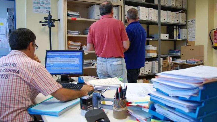 Unos trabajadores del Juzgado de Instrucción número 2 de Redondela, ayer, en las dependencias. // FdV