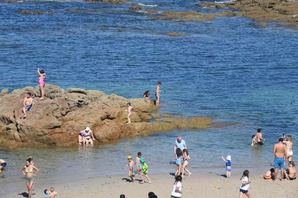 Los termómetros en A Coruña registran temperaturas altas (hasta 27 grados) y las playas de la ciudad se llenan de bañistas.
