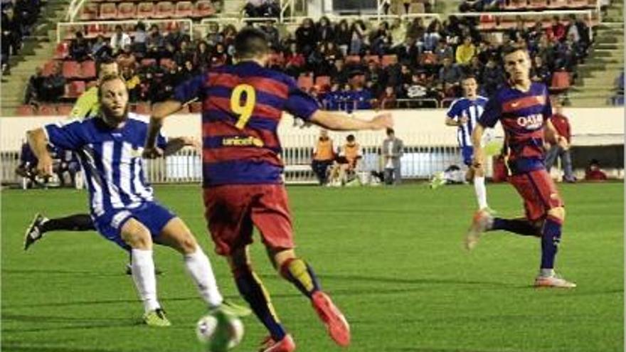 Marc Serramitja, a l&#039;esquerra, en una acció del Figueres-Barça B de Copa Catalunya d&#039;aquesta temporada.