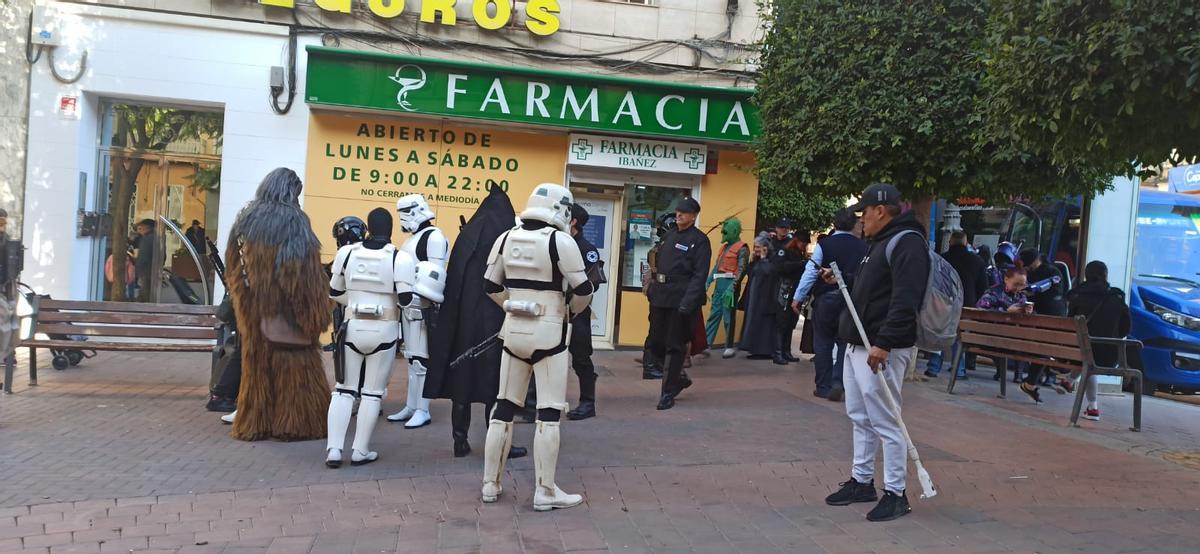 Personajes de 'Star Wars' por las calles de Molina, este sábado.