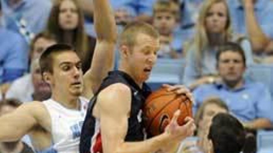 Drew Windler, con el balón, durante un partido universitario.