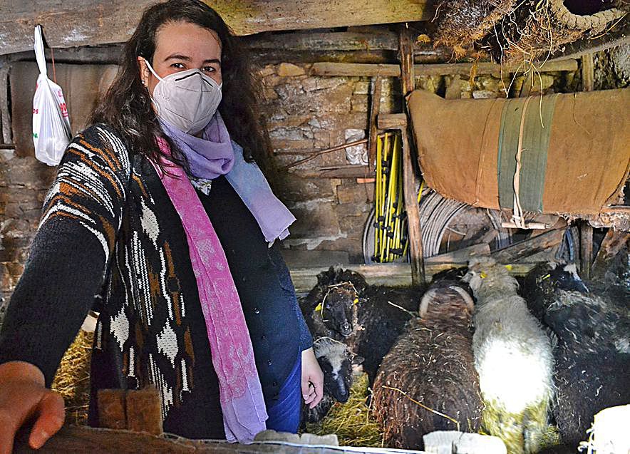 Verónica Gutiérrez, con algunas de sus ovejas. | Ana Paz Paredes