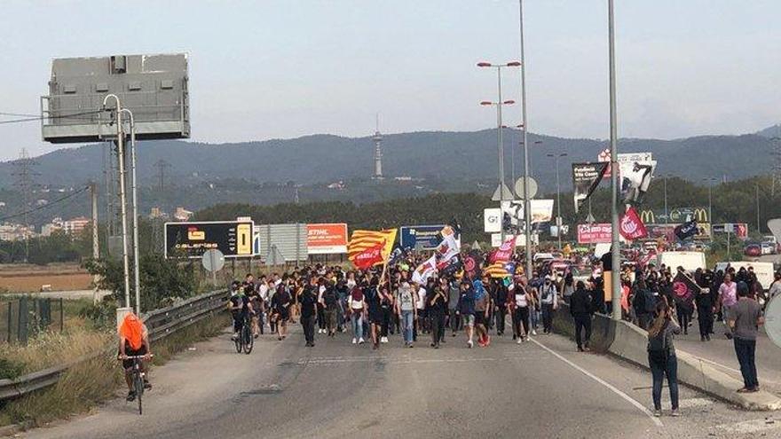 Els manifestants anant cap a l&#039;AP-7.