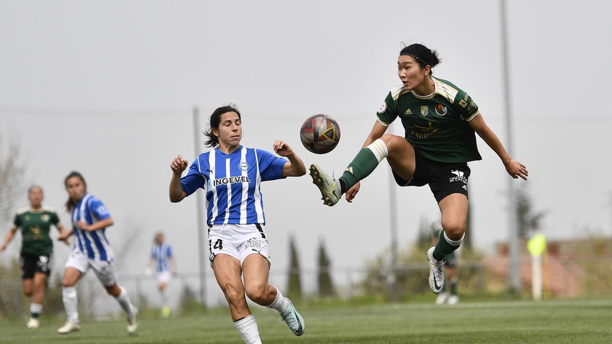 La japonesa Rana intenta llegar al balón en el Cacereño-Alavés. La jugadora asiática hizo el 2-0 ante el Alavés.