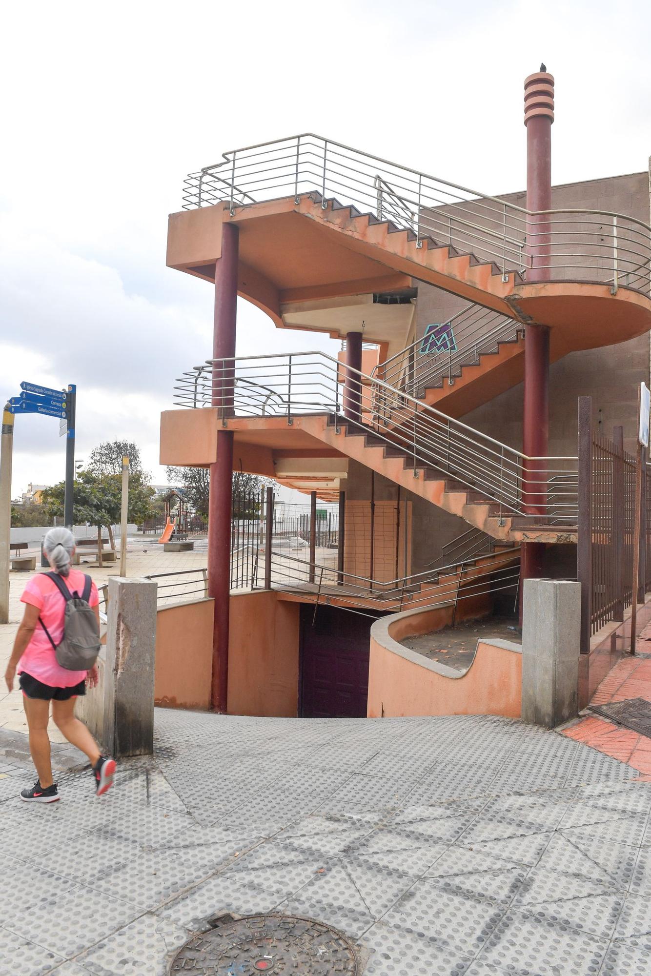 Centro comercial abandonado en La Garita (Telde).