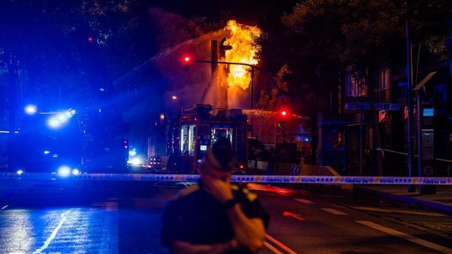 Incendi posterior a una deflagració de gas en unes obres al metro de la plaça de Sants de Barcelona