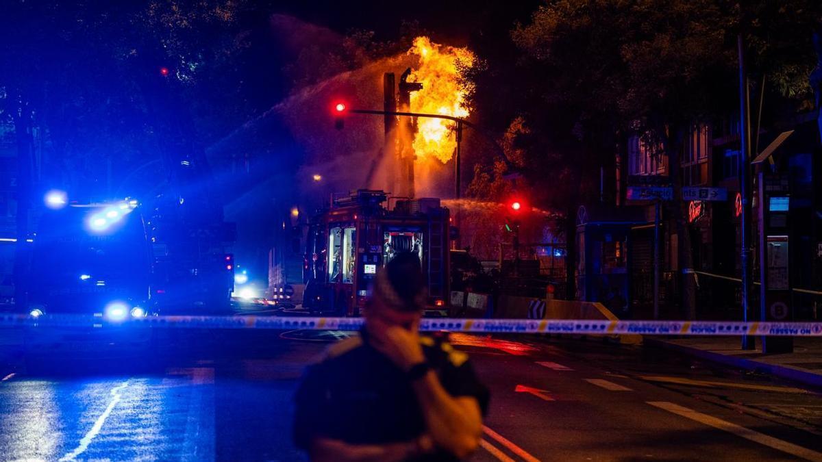 Incendi posterior a una deflagració de gas en unes obres al metro de la plaça de Sants de Barcelona
