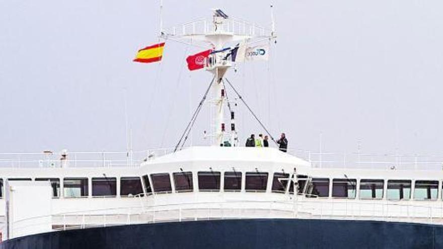 Los primeros investigadores suben al puente del &#039;Baltic Brezee&#039; tras atracar en el puerto de Vigo.  // M.B.