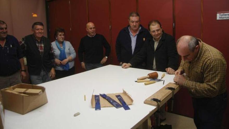 Socios de «El Costeru», en un taller de talla de madera.