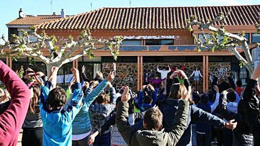 Una sessió d&#039;exercicis al pati de l&#039;escola Joan Reglà, de Bàscara.