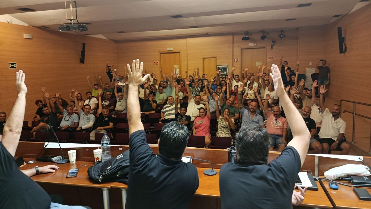 Imagen del interior de la asamblea tomada cuando, por unanimidad, las bases sindicales ratificaban el preacuerdo.