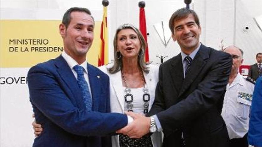 L&#039;exrepresentant Carles Jaume, esquerra, amb Llanos de Luna i el nou subdelegat, a la dreta.