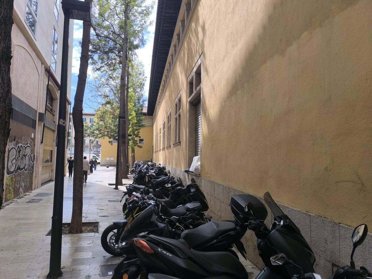 Motocicletas mal aparcadas en la Plaza del Comtat Rosselló y el Passatge d'Eduardo Bonnín.